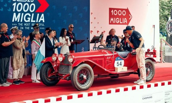 Крайният победител в Mille Miglia 2025. Alfa Romeo 6C e създадена от легендарния конструктор Виторио Яно през 1925, като през годините каросерии за нея изработват Zagato, Touring Superleggera, Castagna, Pinin Farina... Лека и с мощен 6-цилиндров двигател, 6С е на практика еталонът за състезателен автомобил между двете световни войни. 
